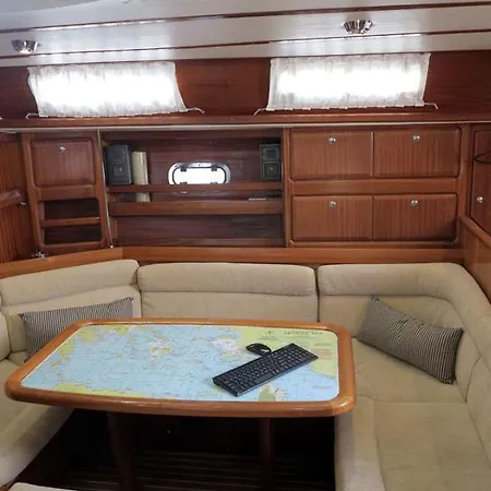 Botel Yacht Bavaria 42 - Roxana *