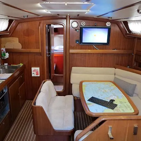 Botel Yacht Bavaria 42 - Roxana